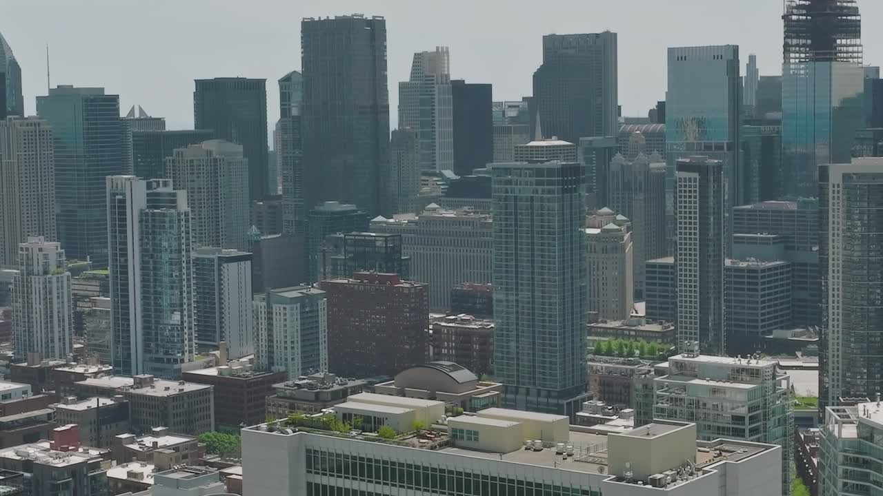 Vista dello skyline di Chicago che mette in mostra l'architettura moderna e la vita cittadina