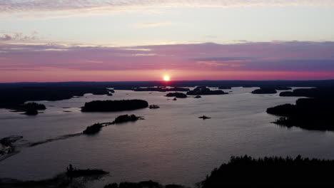 Drone-Aéreo-Deslizándose-Sobre-El-Impresionante-Paisaje-Del-Lago-Con-Muchas-Islas-Por-La-Colorida-Puesta-De-Sol