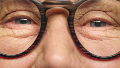 visión, zoom y epilepsia ojos de un hombre mayor
