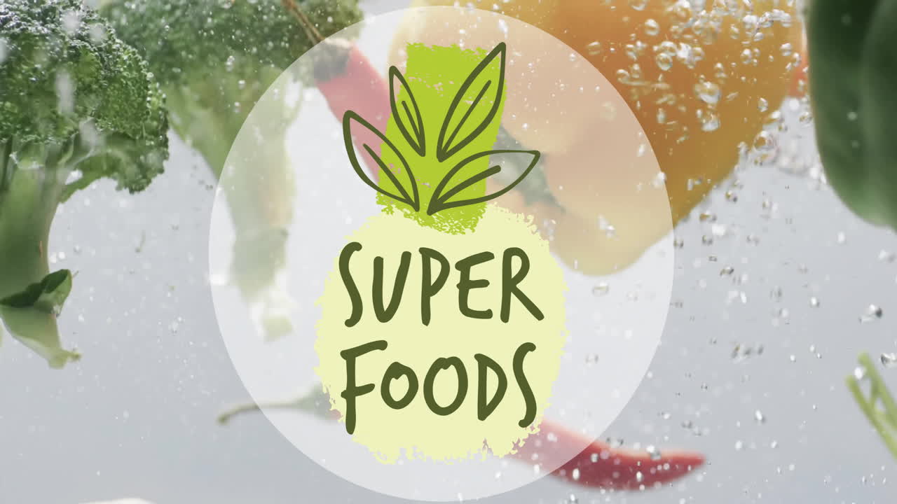 물 배경에 떨어지는 과일 위에 슈퍼 푸드 텍스트의 애니메이션