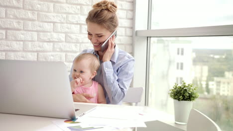 Mujer-Hablando-Por-Telefono