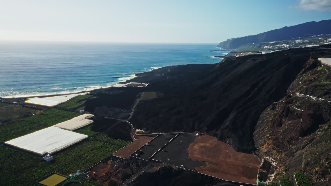 스페인 카나리아 제도 라팔마의 블랙 화산 해안에서 촬영된 드론 사진입니다.