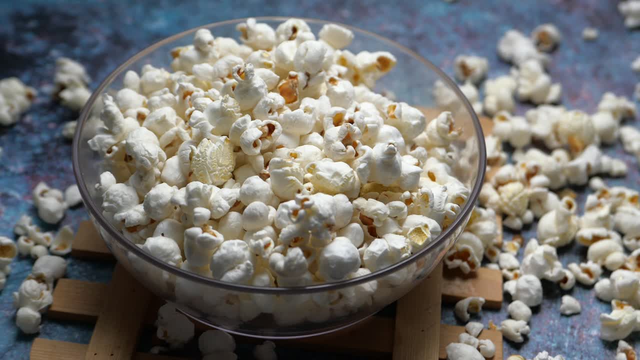 Popcorn in una ciotola di vetro