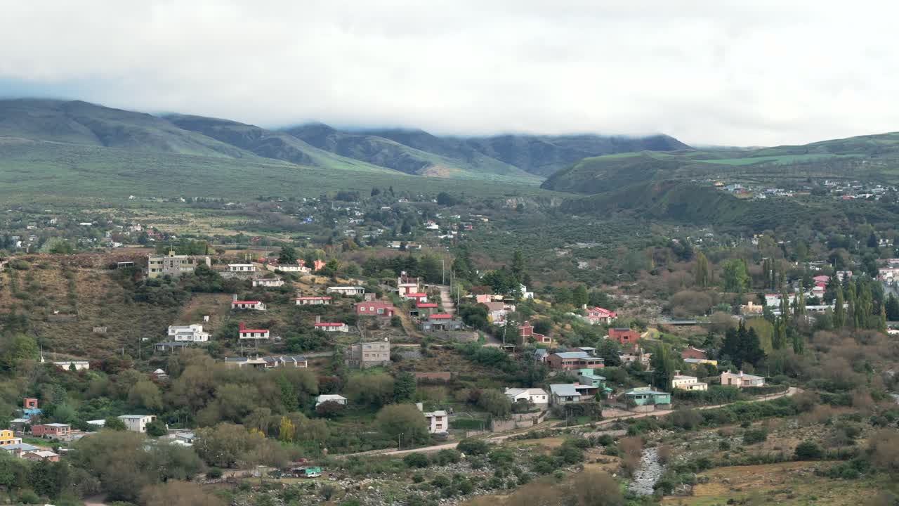 imagen tomada por un avión no tripulado de dique la pueblo del mollar, tucumán, tafí del valle, argentina