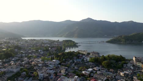 Muy-Por-Encima-Del-Vuelo-De-Drones-Sobre-El-Lago-Kawaguchiko-Y-La-Ciudad