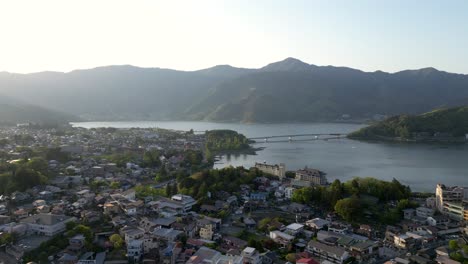vuelo de aviones no tripulados sobre el lago kawaguchiko y la ciudad