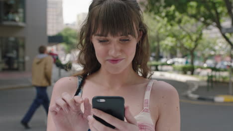 retrato de una hermosa y linda mujer joven sonriendo feliz usando un teléfono inteligente enviando mensajes de texto navegando por las redes sociales disfrutando de la tecnología móvil