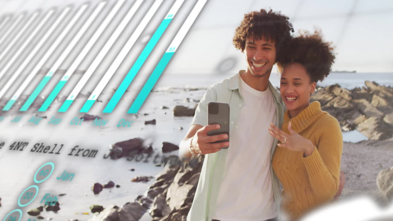 animación de procesamiento de datos sobre una pareja afroamericana usando un teléfono inteligente en la playa