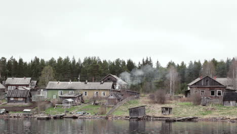 Old-village-houses-on-the-river-Volga-in-Russia