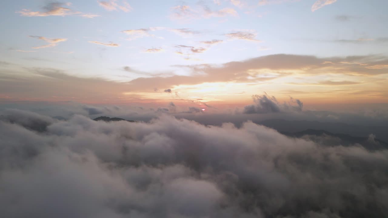 Sole arancione sopra nuvole soffici al tramonto, Drone 4K.