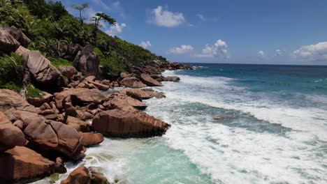 Drohnenflug-Entlang-Der-Küste-Von-La-Digue-Auf-Den-Seychellen