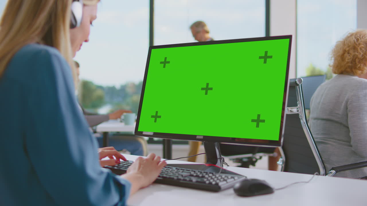 mujer de negocios trabajando en una computadora en una oficina