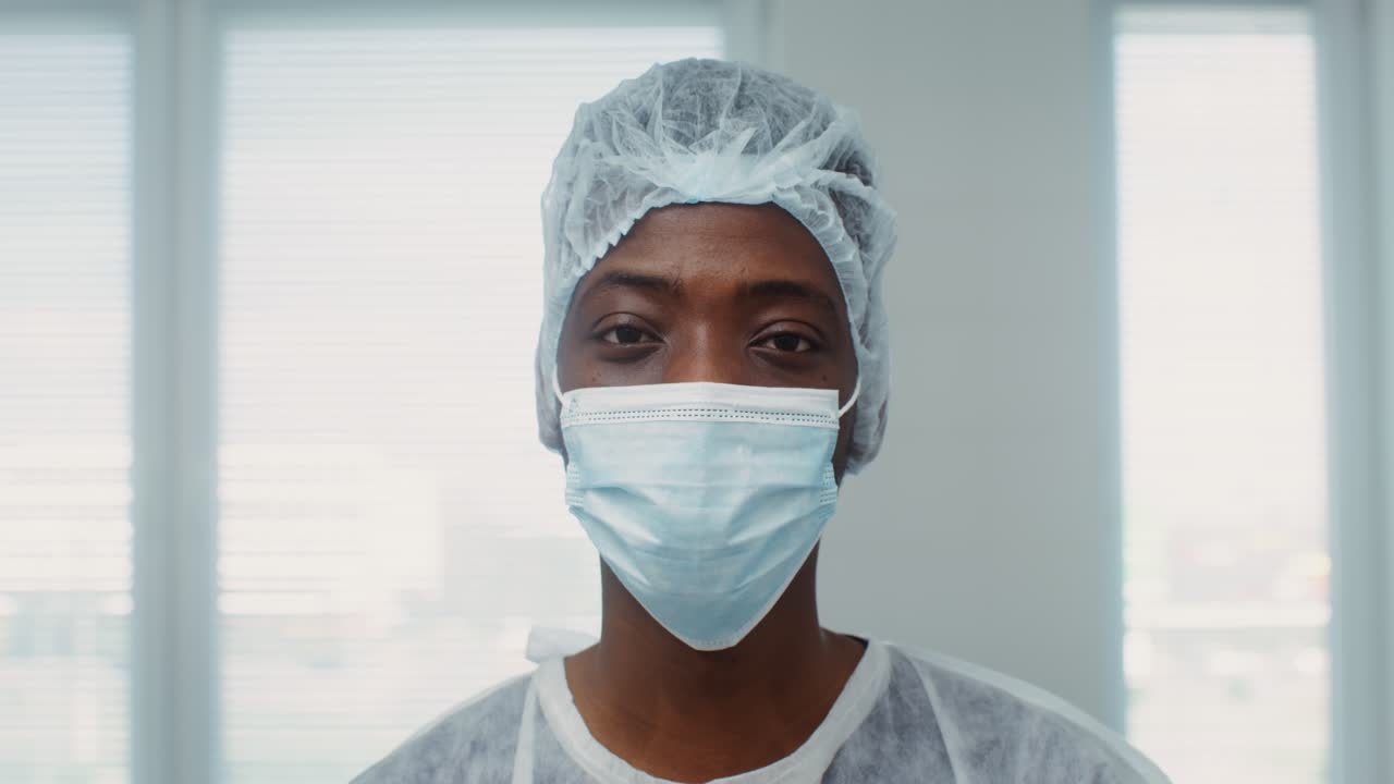 doctora con equipo de protección