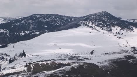 Schnee-Bedeckt-Den-Breiten-Hang-Eines-Berges