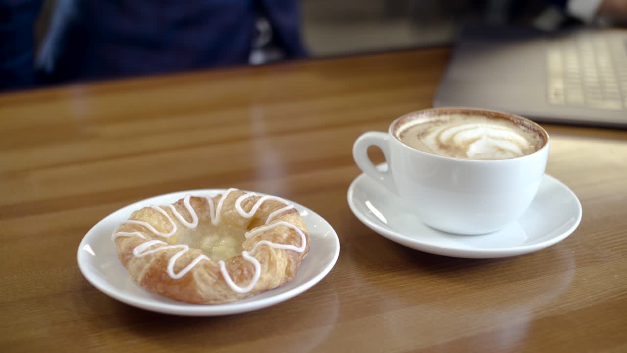 café y pasteles en una cafetería