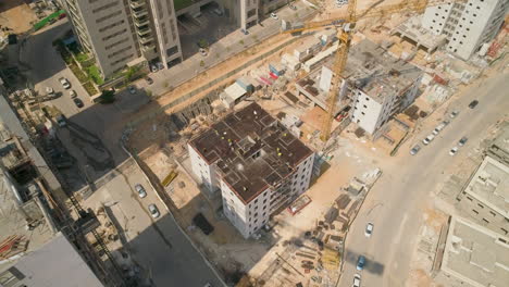 antena establecer sitio de construcción con grúas en el distrito residencial