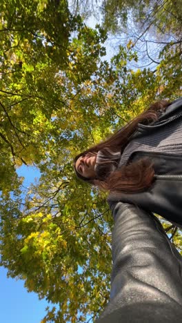 mujer en el bosque de otoño
