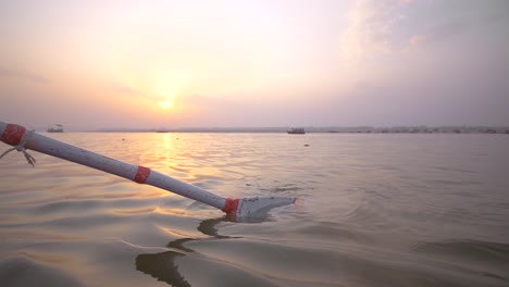 aviron au ralenti dans l'eau