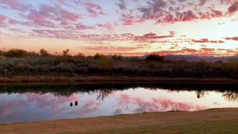 El-Tranquilo-Y-Hermoso-Río-Colorado-En-El-Crepúsculo-Con-Plantas,-Cielo-Y-Nubes-Reflejándose-En-El-Agua---Toma-Panorámica-Amplia