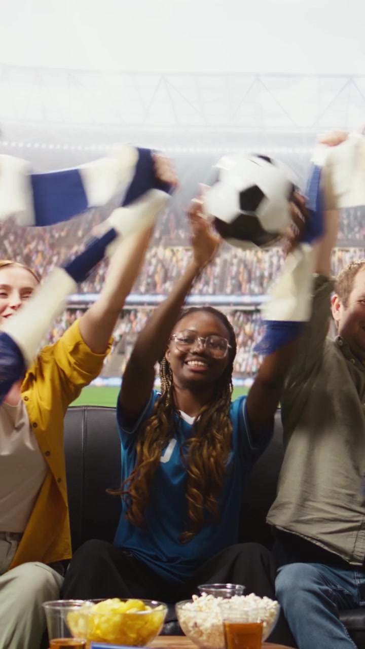 Video vertical. Hinchas de fútbol disfrutando del ambiente de estadio a través de una transmisión en vivo realista
