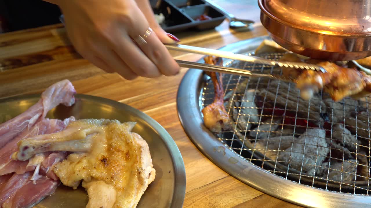 춘천시의 한식당에서 바비큐로 프라이드 치킨 데우기