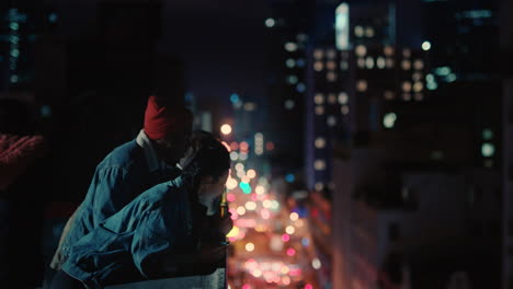 Amigos-Pasando-El-Rato-En-La-Azotea-Por-La-Noche-Viendo-La-Vida-Nocturna-Urbana-Relajándose-Disfrutando-Del-Fin-De-Semana-De-Vacaciones