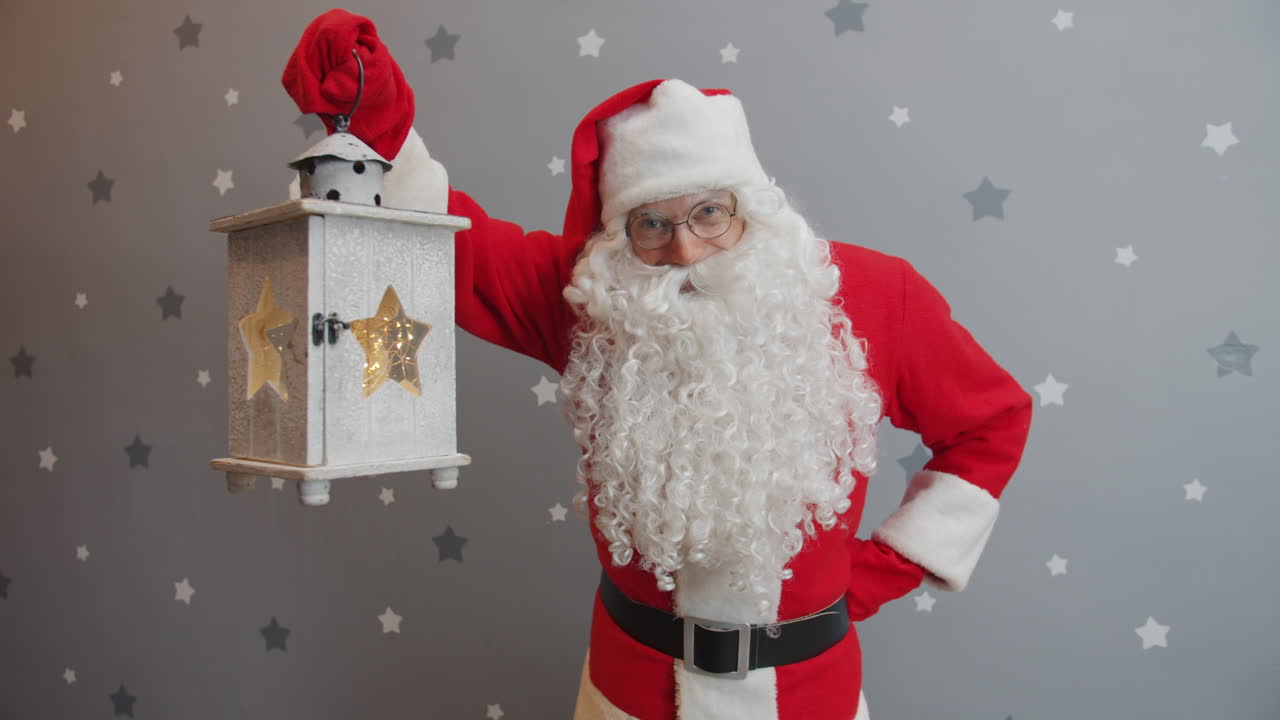 Babbo Natale che tiene una lanterna
