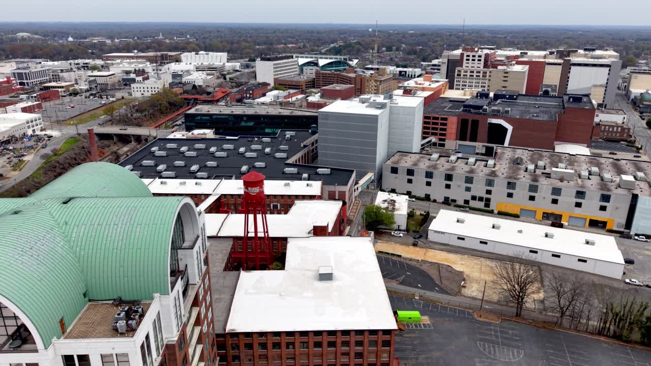 Flygpanorering av High Point North Carolinas stadssiluett.