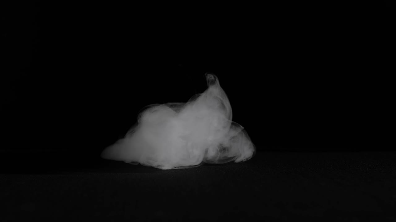 검은 바탕 위에 날아다니는  증기 연기, 스모그 증발, 느린 동작
