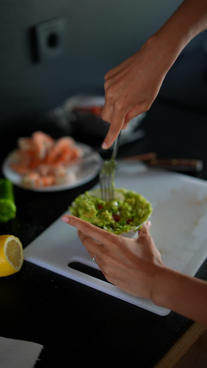 la preparación de guacamole con camarones