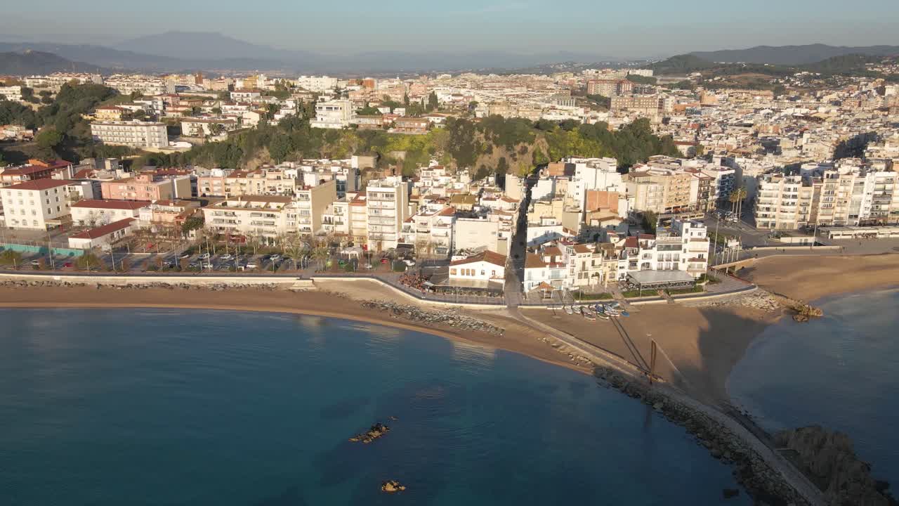 Luftvideo af Blanes Girona med drone, middelhavsstrand uden mennesker, krystalklart turkist vand, by i Costa Brava, europæisk turisme