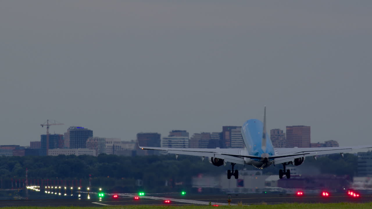 암스테르담에 착륙하는 비행기
