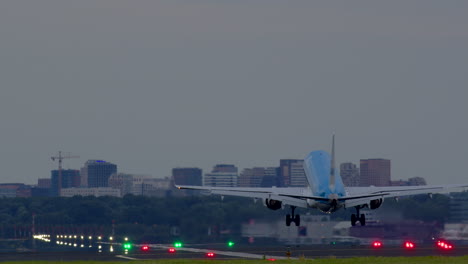 el aterrizaje del avión en ámsterdam