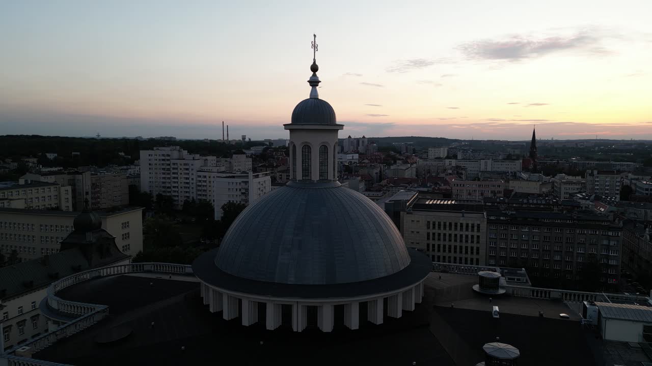 la arquecatedral de cristo el rey durante la puesta de sol con el paisaje de la ciudad a su alrededor