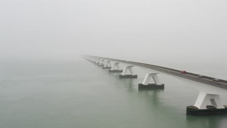 荷蘭在厚霧期間穿過兩座島<unk>之間的長橋的空中圖