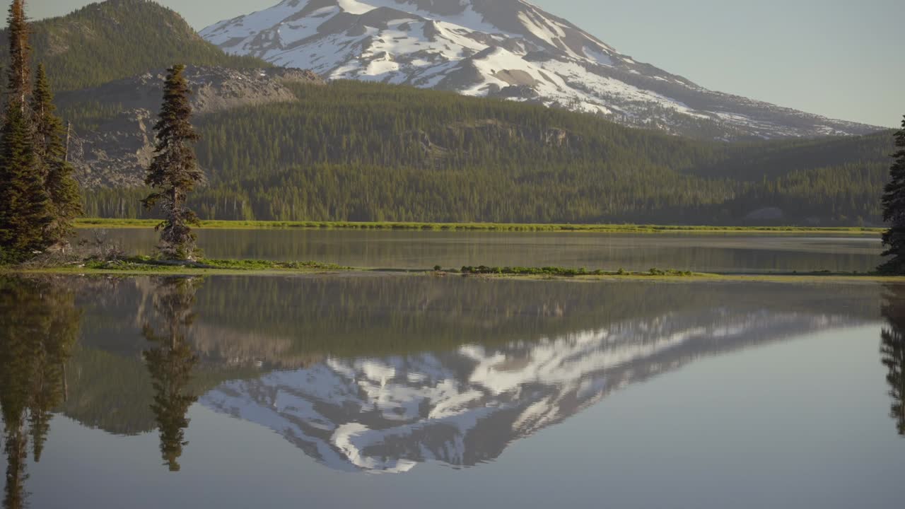 de la montaña reflejada en un lago