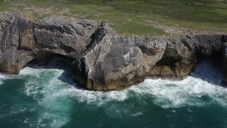 Küstenhöhle-An-Den-Großen-Türkischen-Blauen-Wellen-Von-Bufones-De-Pria,-Asturien,-Spanien