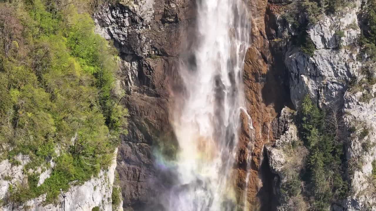 imagen aérea impresionante de la cascada de seerenbachfälle con un hermoso arco iris
