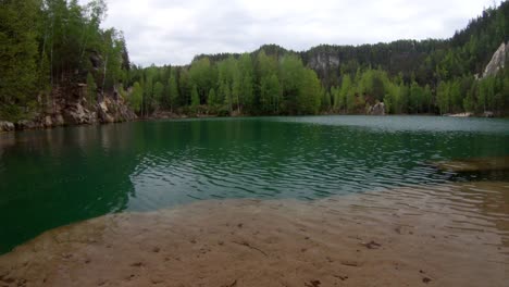 Hermosa-Vista-Del-Lago-En-El-Parque-Nacional-Adršpach