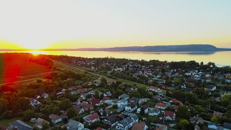 4K-Drohnenaufnahmen-Aus-Der-Luft-Von-Balatonmáriafürdő,-Einem-Dorf-Am-Südufer-Des-Plattensees-Im-Land-Somogy,-Ungarn