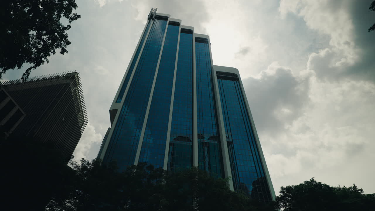 rascacielos moderno en un paisaje urbano