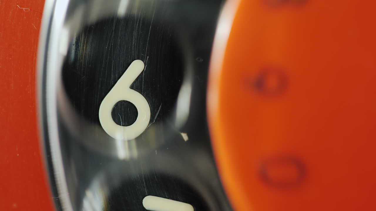 número de marcación en el primer plano del teléfono antiguo 4k video 6