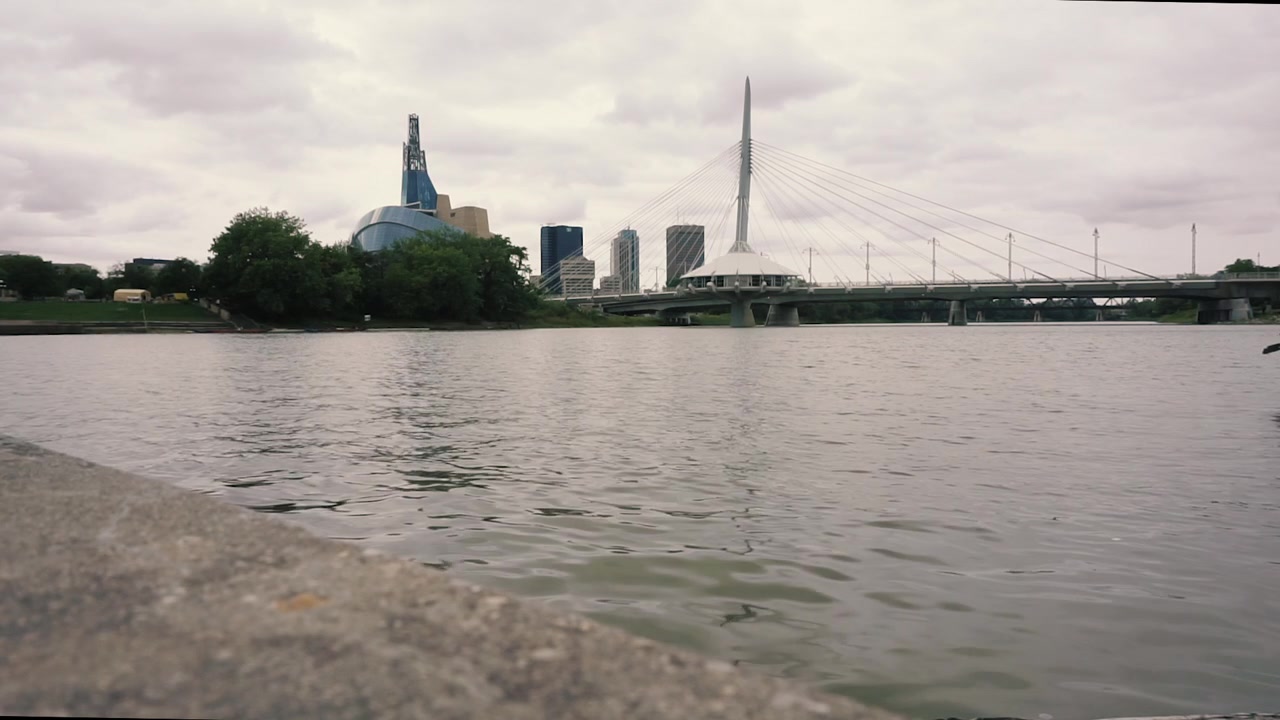 Fiume davanti a uno skyline cittadino - Winnipeg