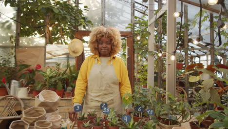 retrato de una mujer afroamericana en un vivero de flores