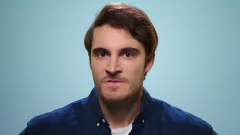 hombre enojado mirando a la cámara. modelo masculino con expresión facial agresiva
