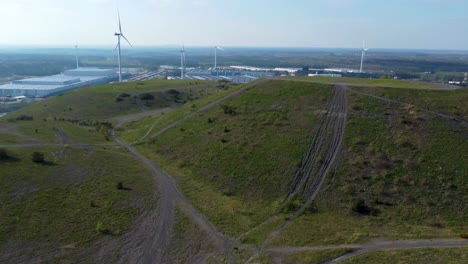 hermoso terril minero con turbinas eólicas detrás, vista aérea de drones