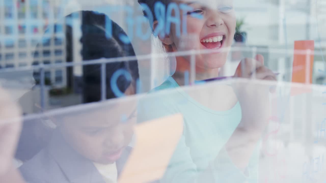 비즈니스 임원들이 화이트보드 4k를 통해 토론하는 아이들