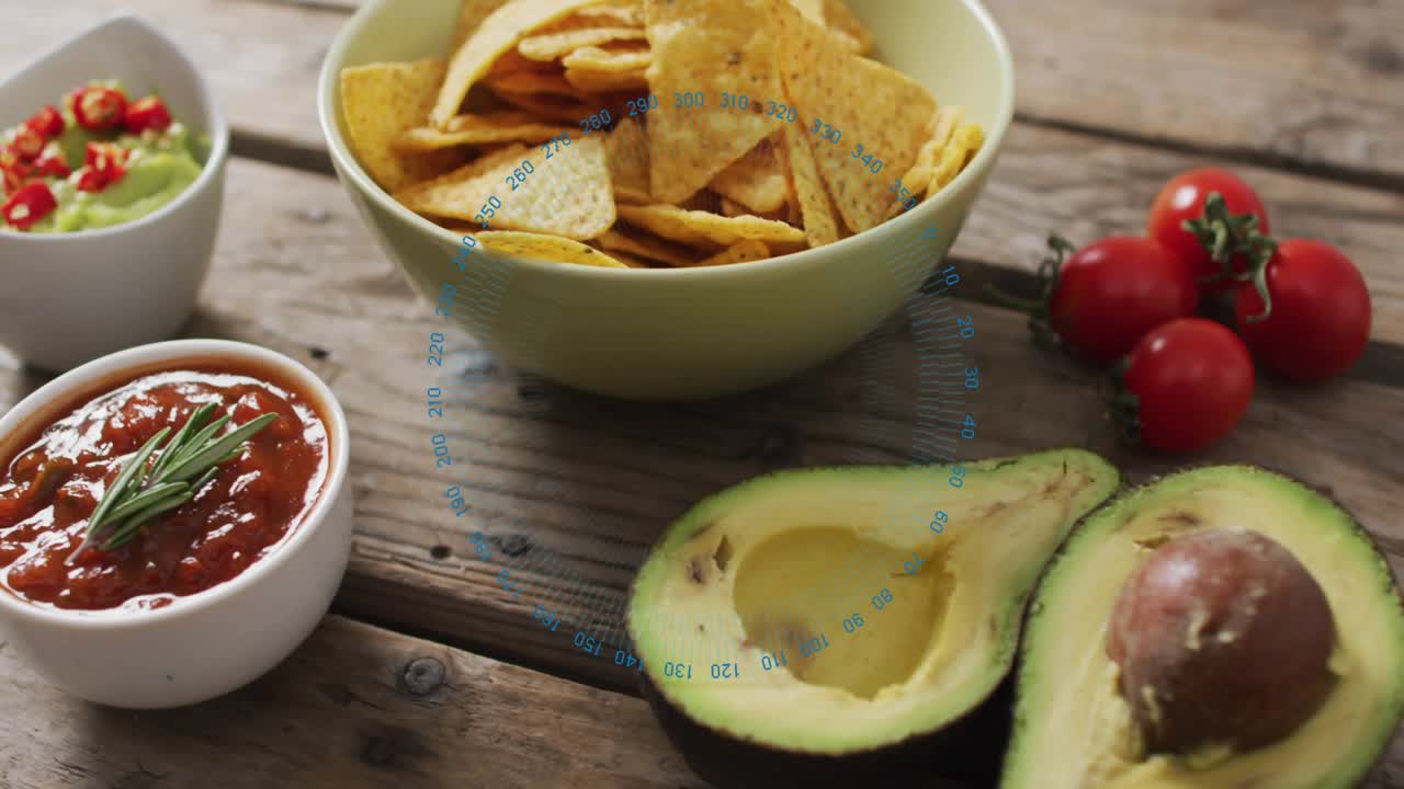 Movimento panoramico della telecamera a destra, patatine che si spostano, metà di avocado che si centrano e un cerchio blu che mostra cibo fresco.