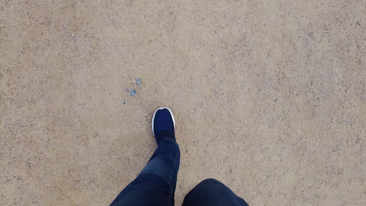 모래 땅 에서 고 있는 사람