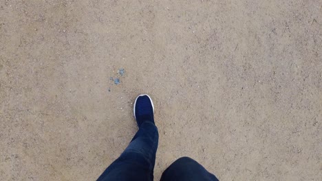 persona caminando por un terreno arenoso